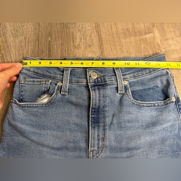 Levi’s Womens 27x29 High Waisted Mom Jeans Medium Wash Distressed Cotton Blend - Picture 6 of 10